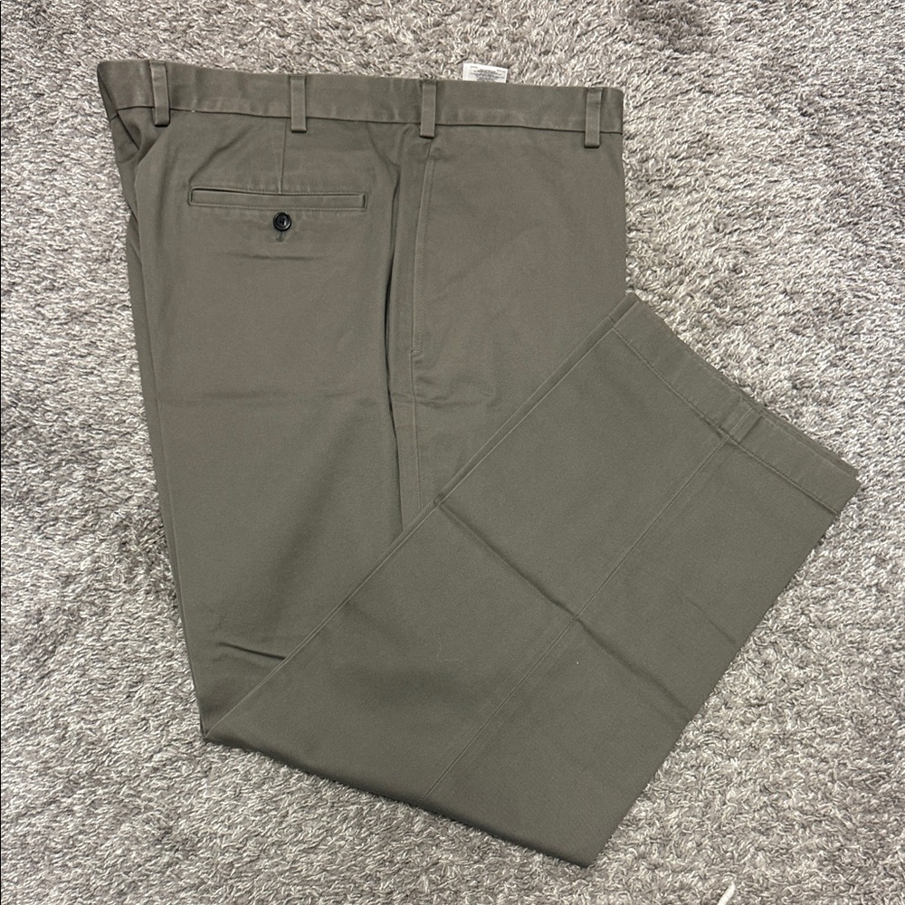 EUC Men’s Brooks Brothers Advantage Chino Clark Flat Front Size W42 L30